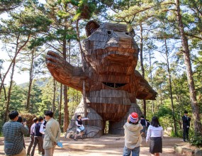 학생들과 함께 금강자연미술비엔날레 작품 감상Enjoying the artworks of Geumgang Nature Art Biennale with a group of students