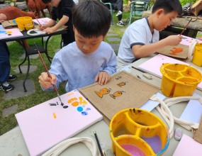 이수아 작가와 함께하는 예술체험 「제민천의 물고기」2025 금강자연미술프레비엔날레 체험프로그램‘이수아 작가와 함께하는 예술체험 : 제민천의 물고기’가 자연미술관Ko에서 진행되었습니다.참여 어린이와 관람객들은 황마 가방 위에 자신만의 물고기를 그리고, 캔버스를 팔레트 삼아 자유롭게 색을 칠하였습니다.그 과정에서 팔레트 위에 남은 색의 흔적들은 하나의 추상화로 완성되며, 자연스럽고 즉흥적인 예술의 즐거움을 보여주었습니다.제민천을 따라 펼쳐진 황마 가방의 물고기들과 팔레트 추상화들은자연 속 함께 만드는 예술의 아름다움을 전했습니다.이수아 작가님과 참여해주신 모든 분들께 감사드립니다.  