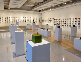 2026 찾아가는 자연미술전 《자연미술큐브전 : 12x12x12+자연》Moving Nature Art Exhibition 2026 - Nature Art Cube Exhibition : 12x12x12+Nature&nbsp;2026. 7. 4 - 8. 2진주 프로방스 갤러리 / Provence Gallery in Jinju자연미술큐브전은 금강자연미술비엔날레의 실내전으로, 가로·세로·높이 각 12cm의 정육면체(큐브) 안에 자연에 대한 작가들의 사유와 예술적 실천을 담아내는 국제 프로젝트입니다. 야투(野投, Yatoo) 자연미술운동의 일환으로 2017년부터 지속되어 왔으며, 진주 프로방스갤러리에서 선보이는 이번 전시에서는 2023년부터 2025년까지의 출품작 중 약 300여 점의 작품을 한자리에서 만나볼 수 있습니다.The Nature Art Cube Exhibition is the indoor exhibition of the Geumgang Nature Art Biennale, an international project that invites artists to express their reflections on nature and artistic practices within a 12×12×12cm cube.As part of the Yatoo Nature Art Movement, the exhibition has been held continuously since 2017. This exhibition at Provence Gallery in Jinju features approximately 300 selected works submitted between 2023 and 2025, offering visitors a unique opportunity to experience a wide range of artistic interpretations of nature in one place.